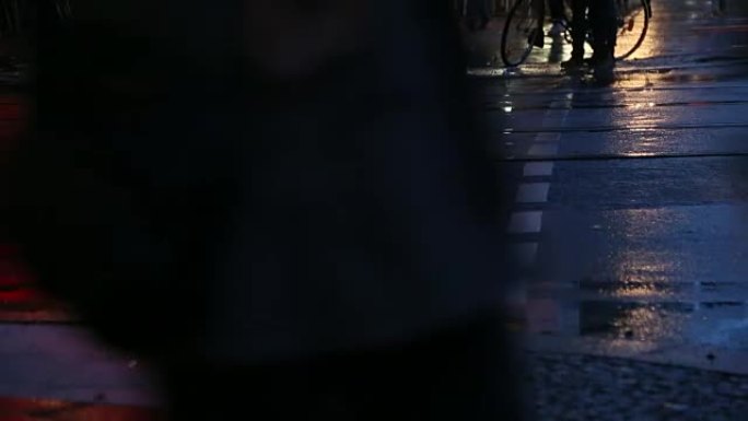 雨中的自行车和汽车车轮