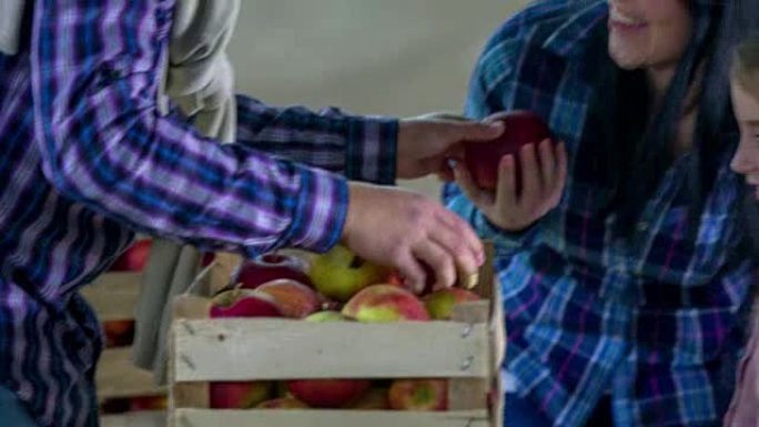 男人带着装满红苹果的篮子