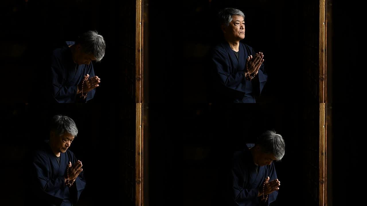 日本高级男子在寺庙祈祷