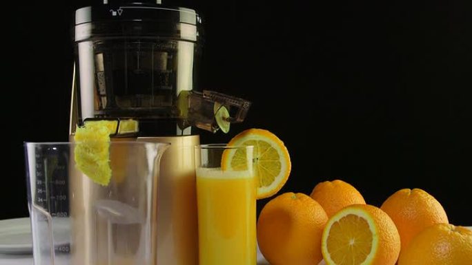 多莉: 鲜榨橙汁配以黑色背景的冷榨汁机