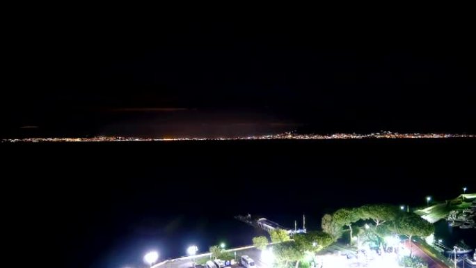 夜间背景上的索伦托海岸线，那不勒斯湾和维苏威火山的时间流逝