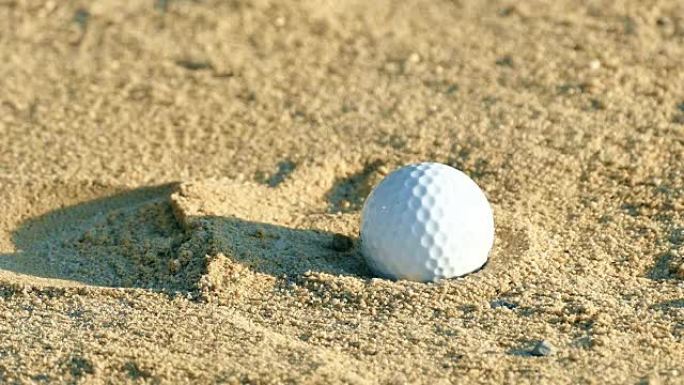 慢动作从沙坑击中高尔夫球