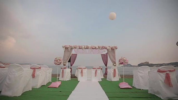 大海和蓝天背景上的婚礼风景
