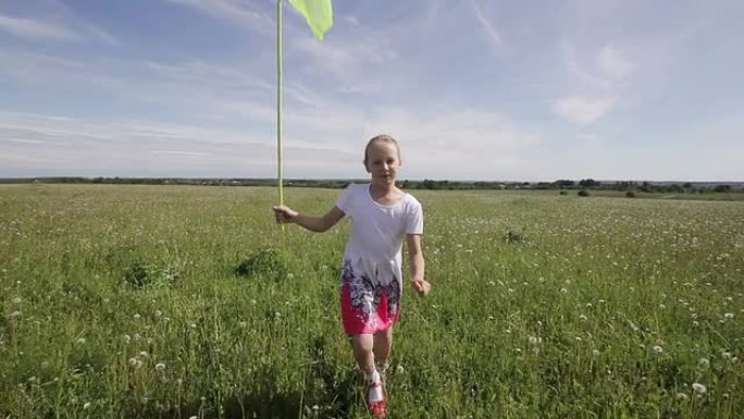 年轻女孩用蝴蝶网跑步