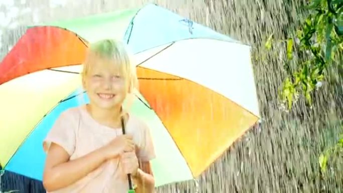 无忧无虑的女孩五年欢喜夏雨。站在彩色雨伞下