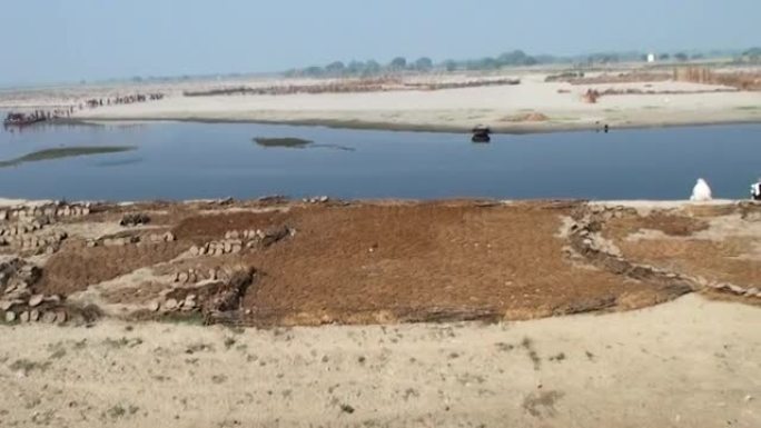 在印度河的岸边Yamuna正在干燥牛粪