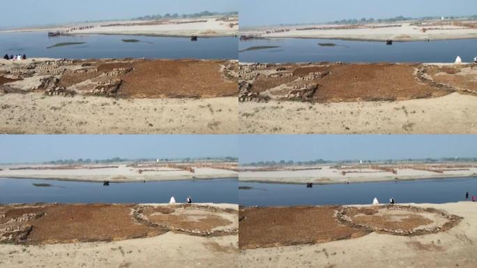 在印度河的岸边Yamuna正在干燥牛粪