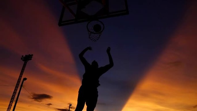 男子打篮球，慢动作的剪影