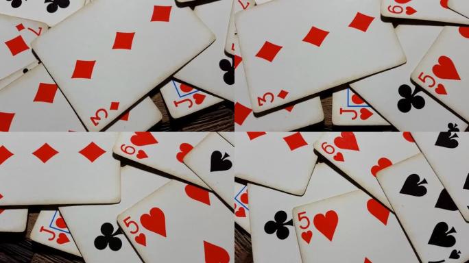 各种扑克牌在桌子上旋转。
