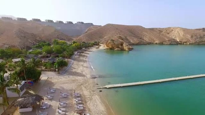 马斯喀特湾鸟瞰图，潜水胜地，一日游和休闲区，印度洋清澈的海水，海滩和蓝色泻湖，阿曼，阿拉伯半岛苏丹国