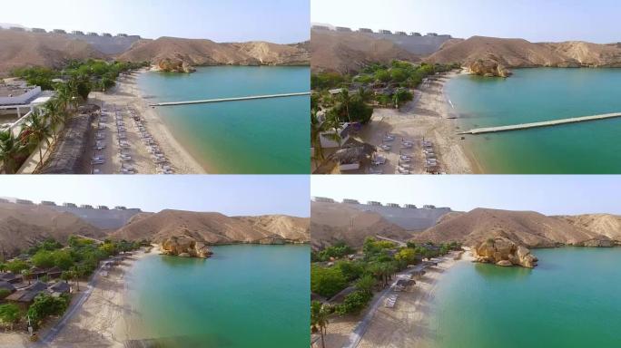 马斯喀特湾鸟瞰图，潜水胜地，一日游和休闲区，印度洋清澈的海水，海滩和蓝色泻湖，阿曼，阿拉伯半岛苏丹国
