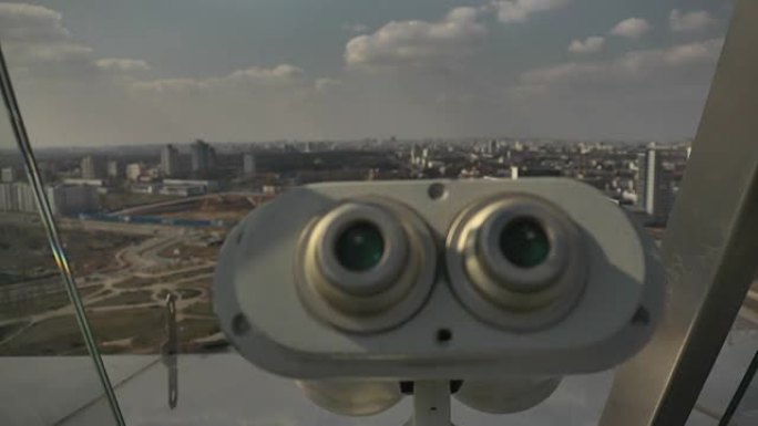 观景台的双筒望远镜。明斯克白俄罗斯国家图书馆的观景台。