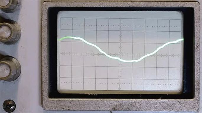 旧示波器屏幕上的正弦波