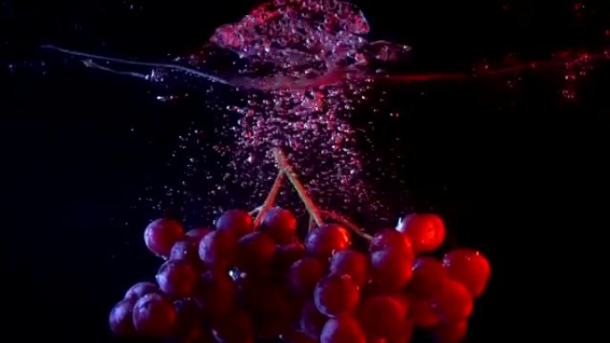 一束红葡萄落水与飞溅超级慢动作镜头