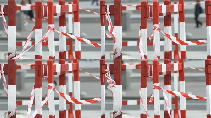 在街上建造用于维修工作的围栏。特写