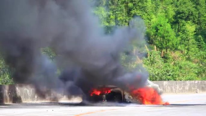 汽车自燃汽车燃烧视频素材车祸事故