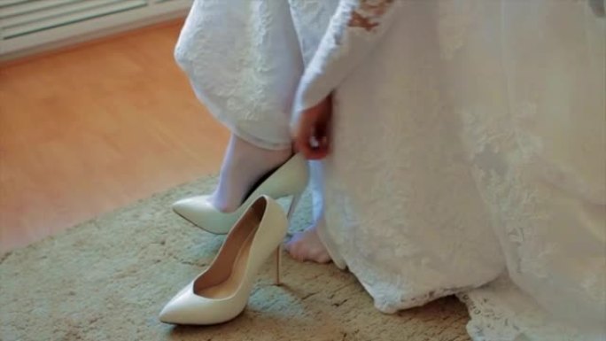新娘穿上她的白鞋