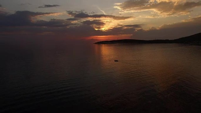 空中飞行-在海面上朝着夕阳飞行