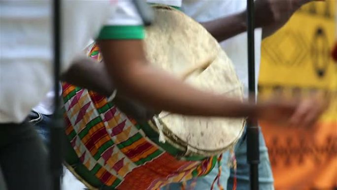 传统非洲鼓。音乐家在街上表演。