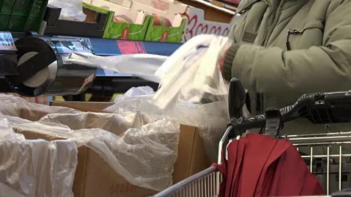 女人在商店里拿着塑料袋
