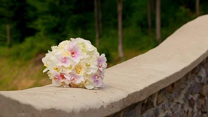 石墙上的婚礼花束