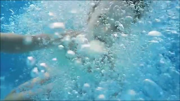 跳进游泳池的可爱女孩 -- 慢动作