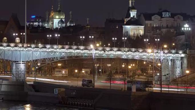 莫斯科河的堤防。父权制桥梁夜晚时光倒流