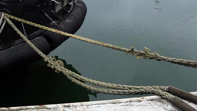 在码头上绑在船上的绳子