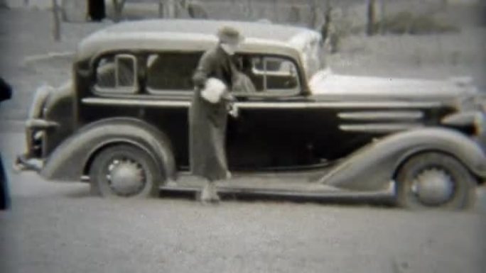 1938年:时尚的女士们开车去参加私人聚会。