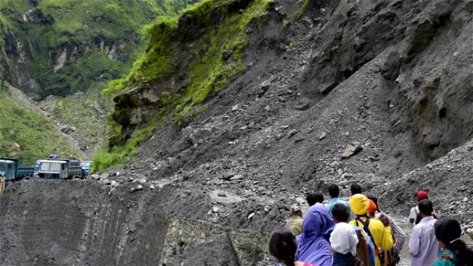 滑坡和巨石在印度山上滚动
