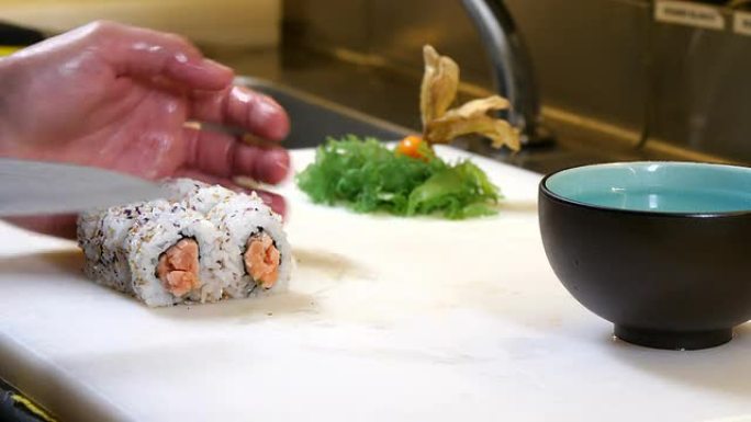 寿司厨师切鲑鱼乌拉玛基卷