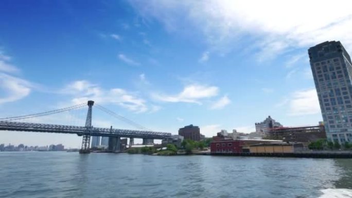 纽约市，大约2015年6月-威廉斯堡大桥的全景镜头，远处是曼哈顿的天际线。