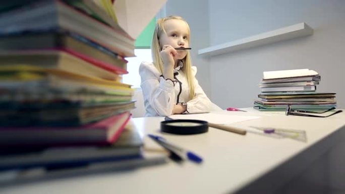 体贴的女学生用铅笔写在一张白纸上。