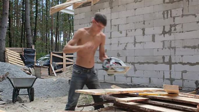男人用圆锯锯木板。