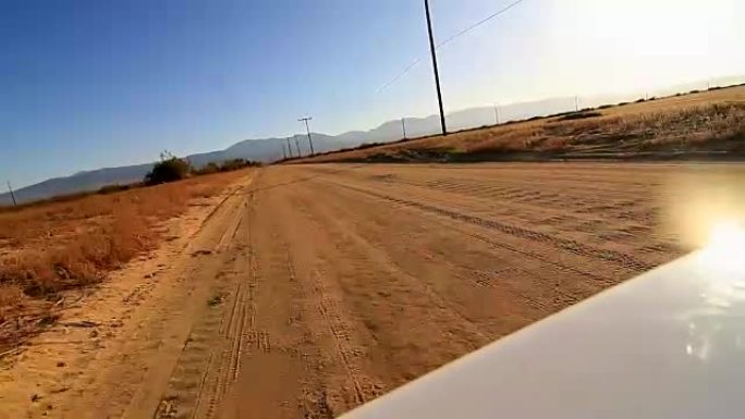 在沙漠土路上行驶时，摄像机安装在汽车后部