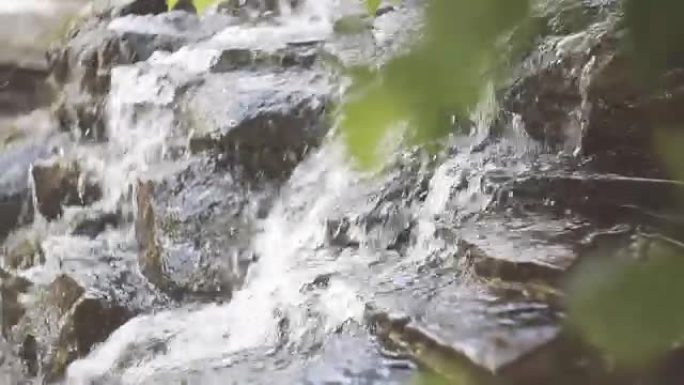 特写镜头水流向岩石