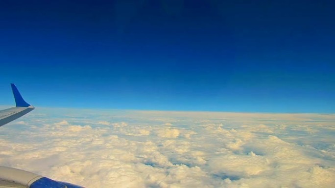 飞过云层，乘飞机旅行。通过飞机窗口查看，背景纹理