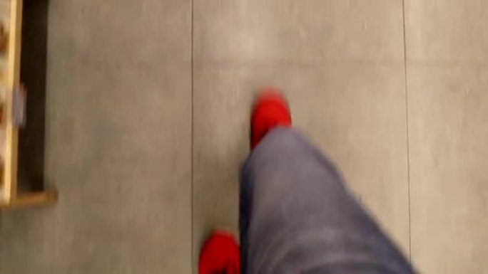 穿着红鞋POV在商店里行走的脚