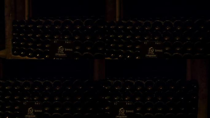 架子上有很多葡萄酒瓶的酒窖