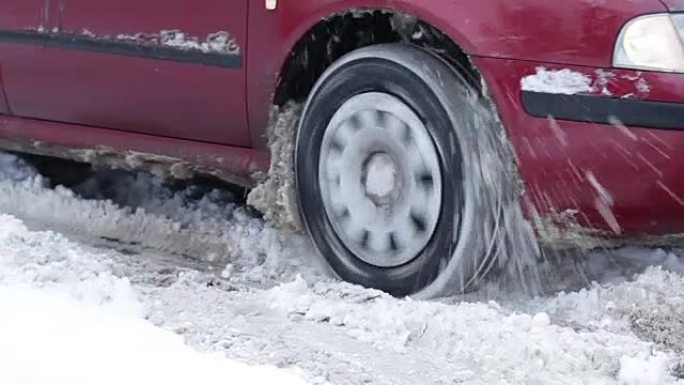 汽车在雪地里打滑。