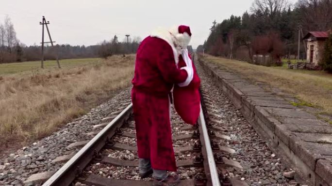 铁路上的圣诞老人检查礼品袋