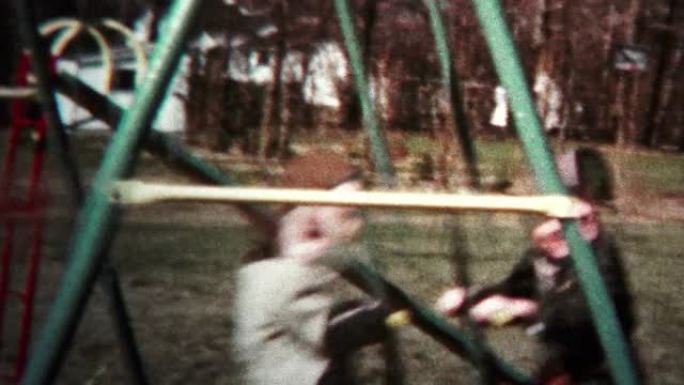 (8毫米复古) 1957的孩子在秋千上玩耍