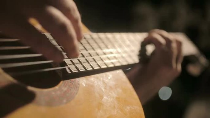 hands pm the guitar: 男人在夜间弹奏古典吉他