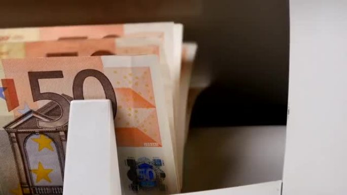 现金点钞机。钞票柜台正在计数五十欧元的钞票