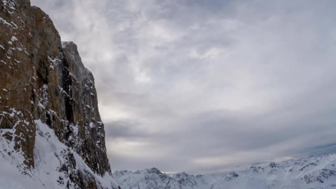 冬天，奥地利阿尔卑斯山的积雪从岩壁上滑落