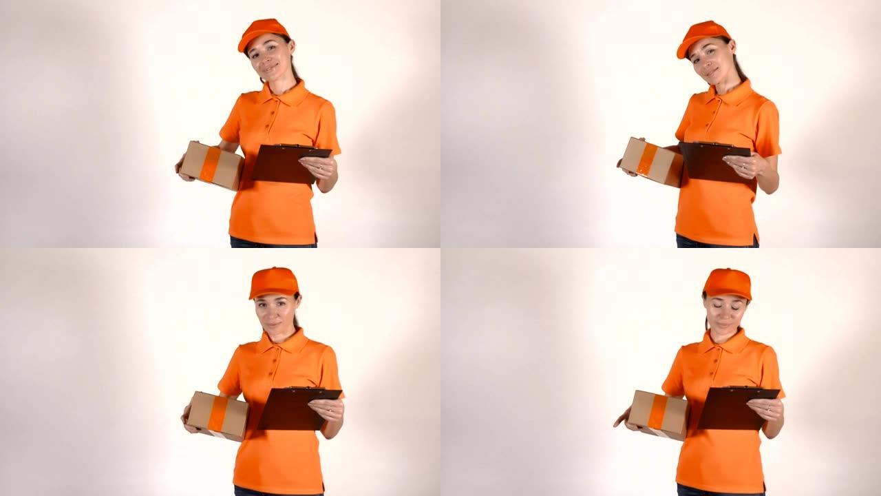 穿着橙色制服的女快递员拿着一个纸板箱。全高清工作室拍摄，孤立