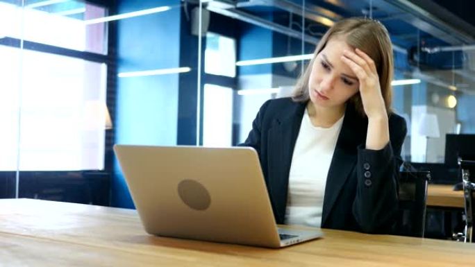 沉思的女人思考并在笔记本电脑上工作