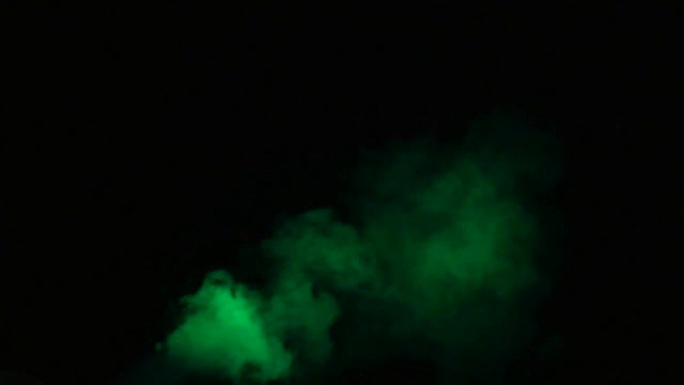 绿色的烟雾在黑色背景上移动