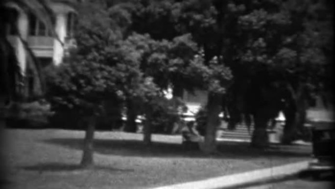 1934: 南方豪宅之家经典20世纪30年代汽车停在街上。