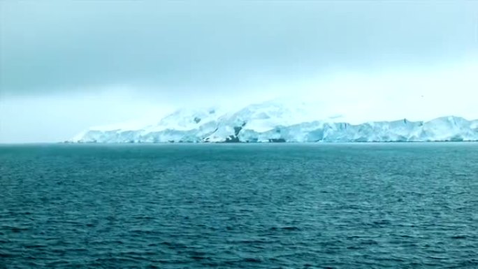 从南大洋的一艘船上看南极陆地